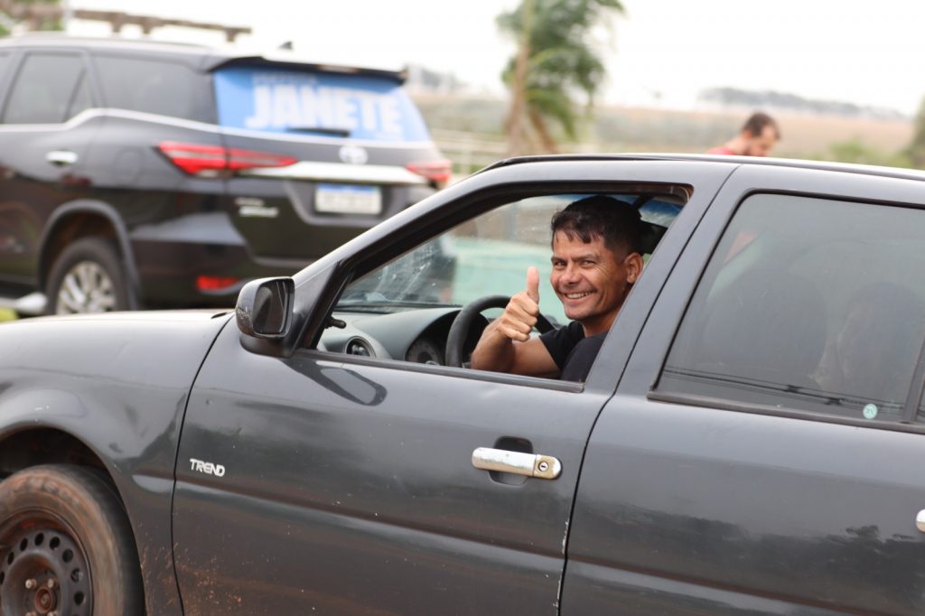 Rogério Torquetti e Zé Antônio recebem Eduardo Riedel em festa com grande carreata do 45 em Tacuru