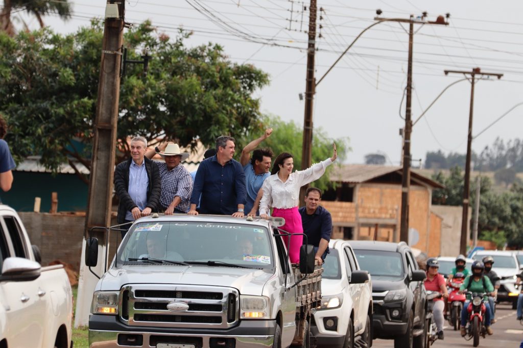 Rogério Torquetti e Zé Antônio recebem Eduardo Riedel em festa com grande carreata do 45 em Tacuru