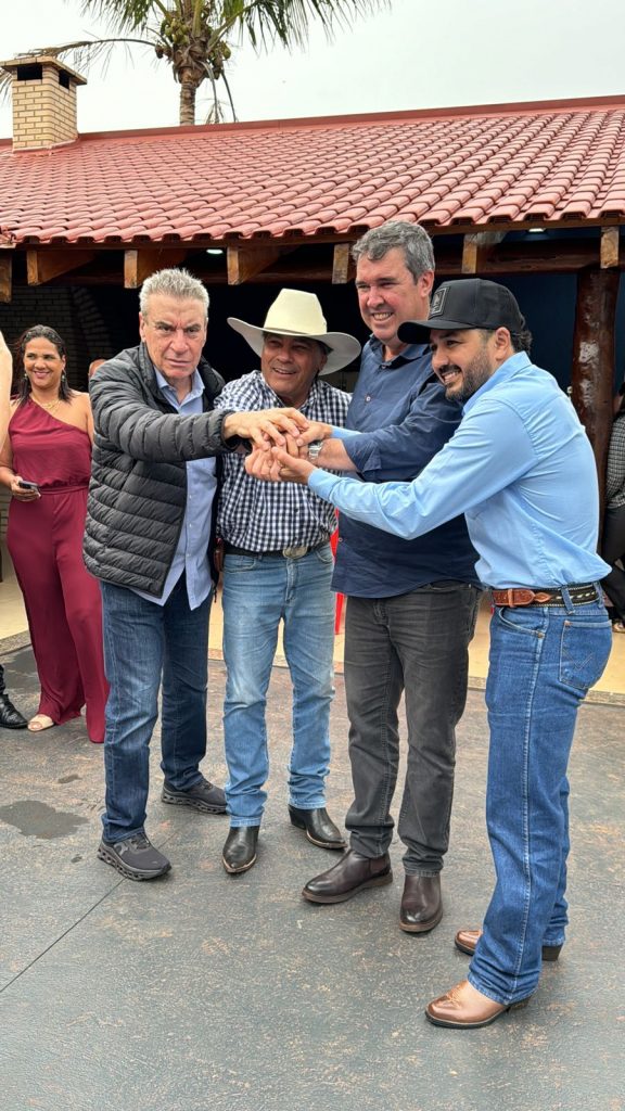 Rogério Torquetti e Zé Antônio recebem Eduardo Riedel em festa com grande carreata do 45 em Tacuru