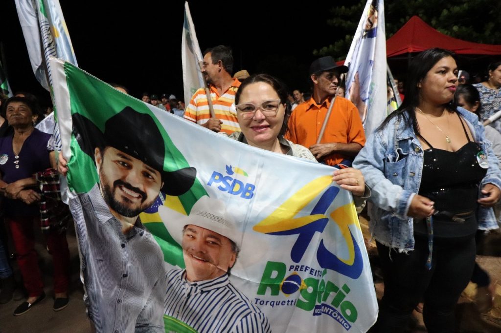 Tacuru: Rogério Torquetti e Zé Antônio encerram campanha com grande comício