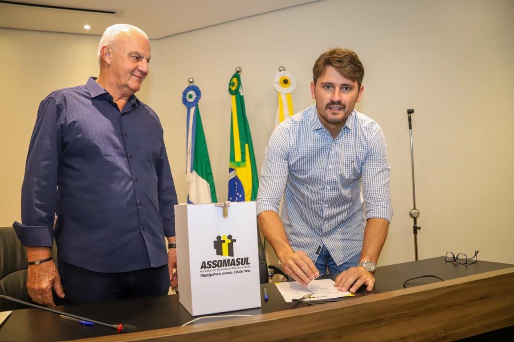 Prefeito de Caracol, Carlos Humberto Pagliosa, participa da organização das eleições da Assomassul