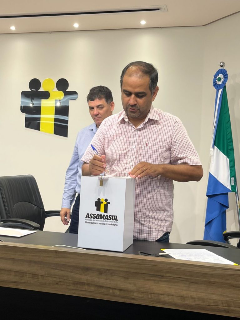 Prefeito Hélio Acosta prestigia eleição da nova diretoria da Assomassul