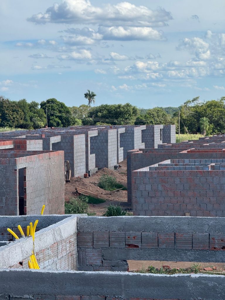 Residencial Antonito Jarson avança e 50 novas casas já ganham forma em Caracol