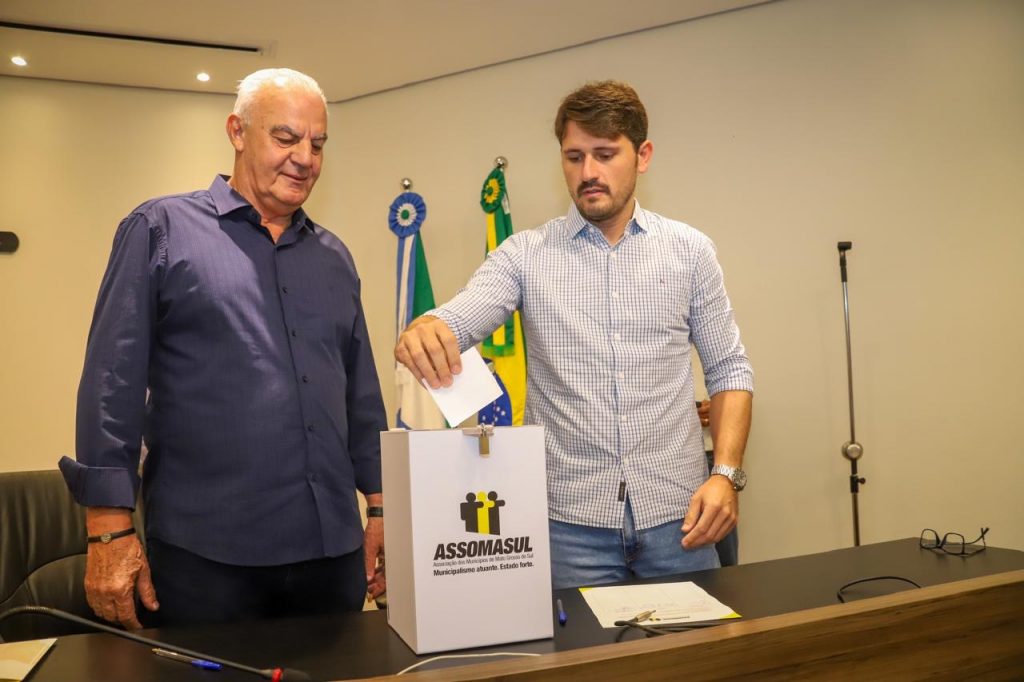 Prefeito de Caracol, Carlos Humberto Pagliosa, participa da organização das eleições da Assomassul