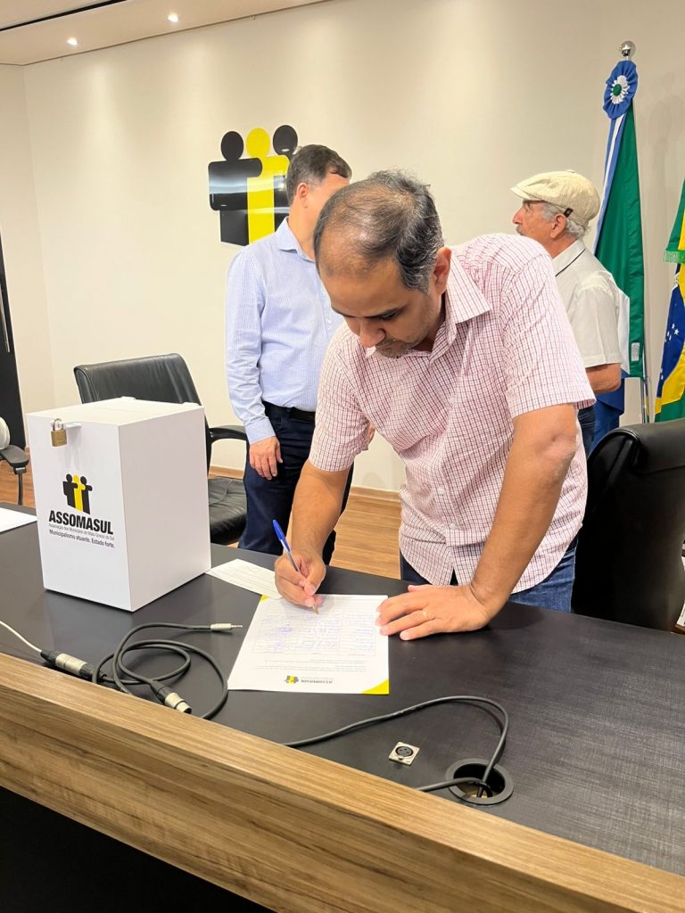 Prefeito Hélio Acosta prestigia eleição da nova diretoria da Assomassul