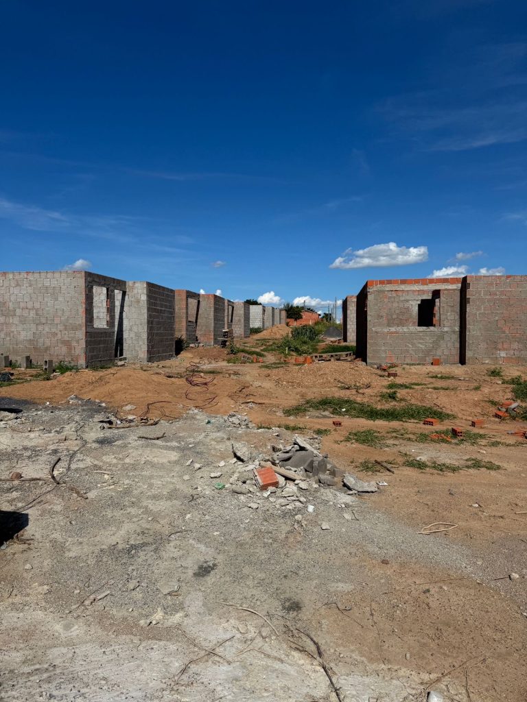 Residencial Antonito Jarson avança e 50 novas casas já ganham forma em Caracol