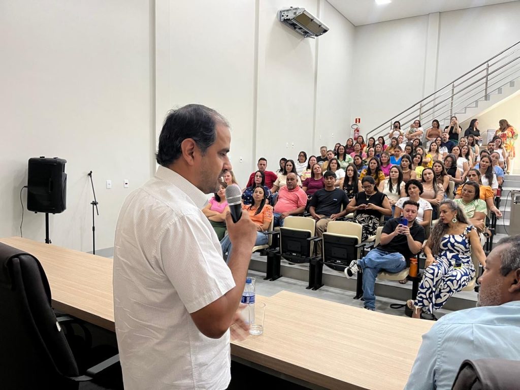 Prefeito Hélio Acosta se reúne com professores da rede municipal de Paranhos