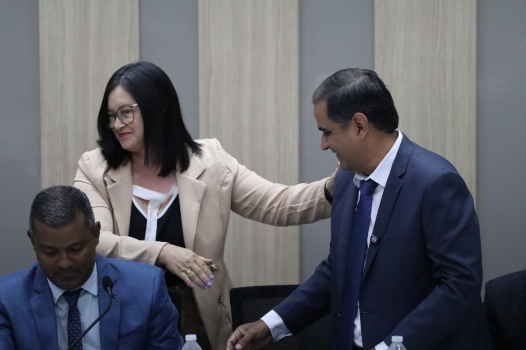 Paranhos realiza cerimônia de posse com presença de autoridades estaduais e municipais Paranhos realiza cerimônia de posse com presença de autoridades estaduais e municipais