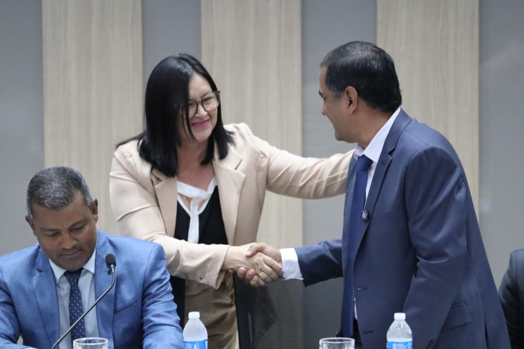 Paranhos realiza cerimônia de posse com presença de autoridades estaduais e municipais Paranhos realiza cerimônia de posse com presença de autoridades estaduais e municipais