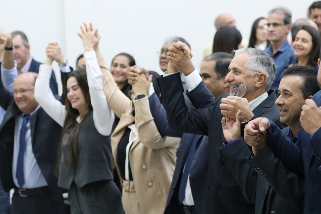 Paranhos realiza cerimônia de posse com presença de autoridades estaduais e municipais Paranhos realiza cerimônia de posse com presença de autoridades estaduais e municipais