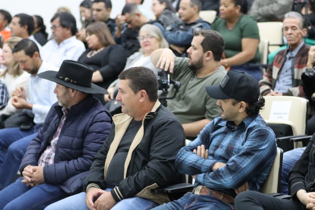 Paranhos realiza cerimônia de posse com presença de autoridades estaduais e municipais Paranhos realiza cerimônia de posse com presença de autoridades estaduais e municipais