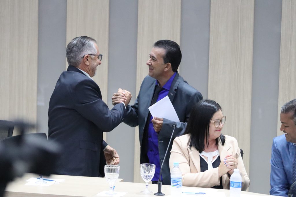 Paranhos realiza cerimônia de posse com presença de autoridades estaduais e municipais Paranhos realiza cerimônia de posse com presença de autoridades estaduais e municipais