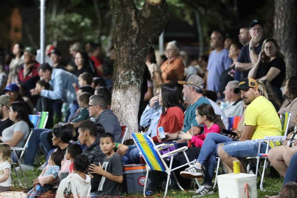 Show de manobras reúne grande público na noite de aniversário de Tacuru Show de manobras reúne grande público na noite de aniversário de Tacuru