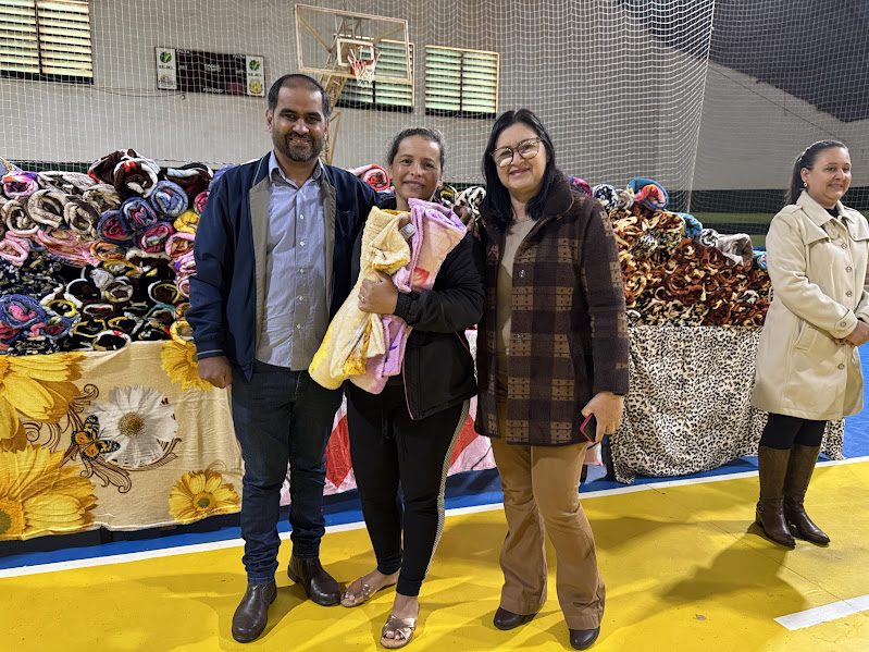 Sob 10 graus, Paranhos inicia entrega de cobertores à população Sob 10 graus, Paranhos inicia entrega de cobertores à população