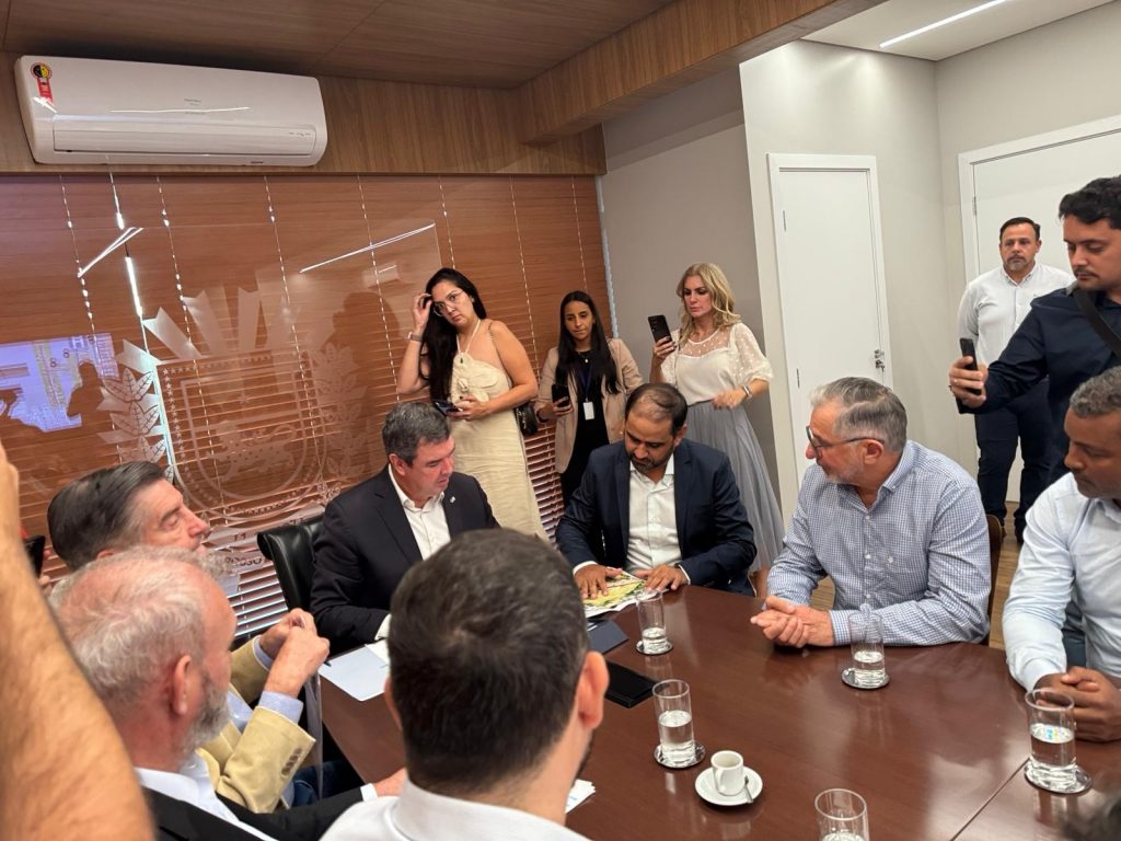 Prefeito Hélio Acosta, vice Alfredo e vereadores viabilizam R$ 13 milhões em investimentos do Governo do Estado para Paranhos Prefeito Hélio Acosta, vice Alfredo e vereadores viabilizam R$ 13 milhões em investimentos do Governo do Estado para Paranhos