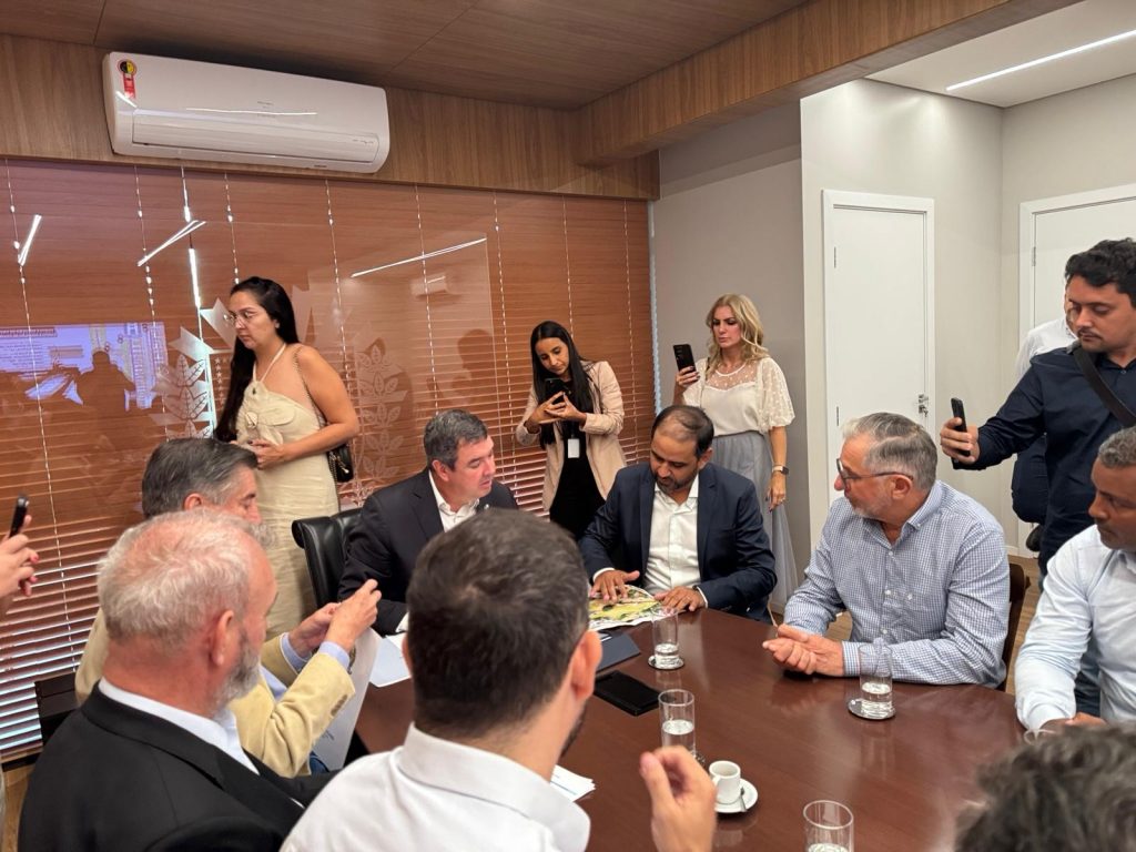 Prefeito Hélio Acosta, vice Alfredo e vereadores viabilizam R$ 13 milhões em investimentos do Governo do Estado para Paranhos Prefeito Hélio Acosta, vice Alfredo e vereadores viabilizam R$ 13 milhões em investimentos do Governo do Estado para Paranhos
