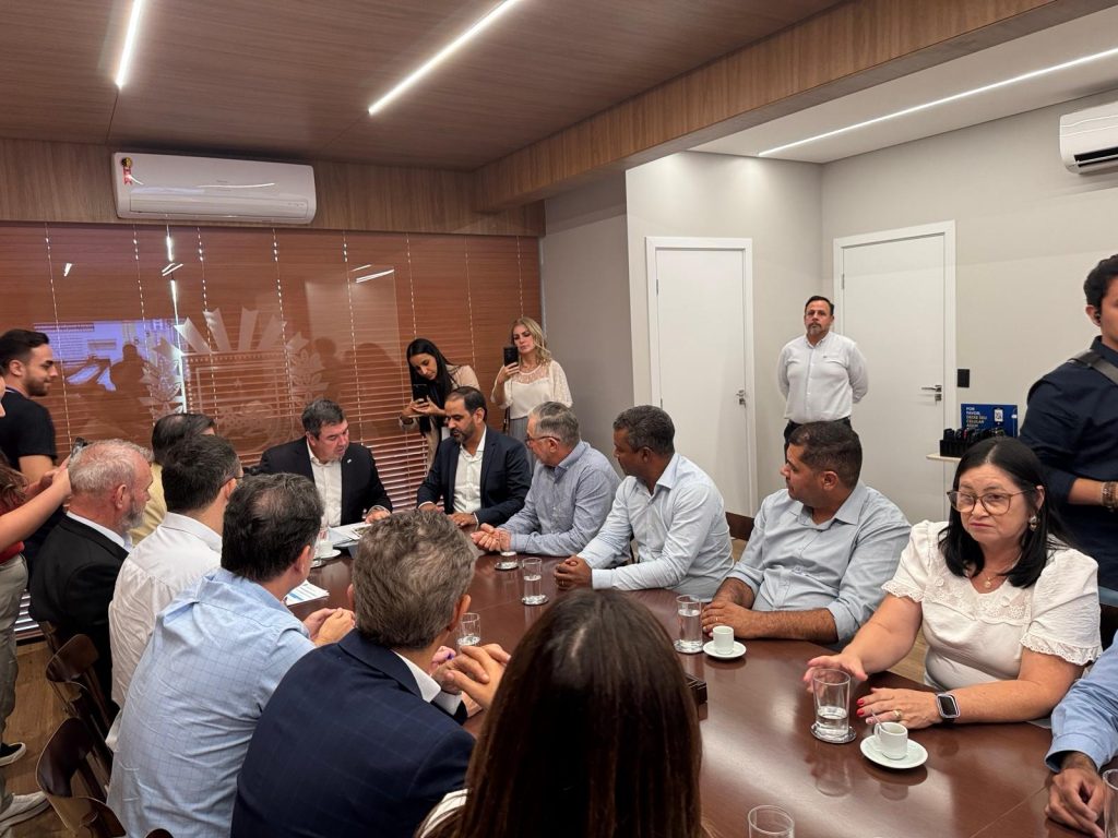 Prefeito Hélio Acosta, vice Alfredo e vereadores viabilizam R$ 13 milhões em investimentos do Governo do Estado para Paranhos Prefeito Hélio Acosta, vice Alfredo e vereadores viabilizam R$ 13 milhões em investimentos do Governo do Estado para Paranhos