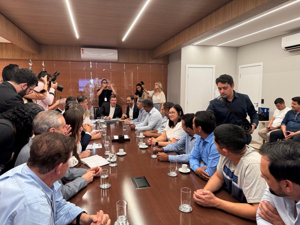 Prefeito Hélio Acosta, vice Alfredo e vereadores viabilizam R$ 13 milhões em investimentos do Governo do Estado para Paranhos Prefeito Hélio Acosta, vice Alfredo e vereadores viabilizam R$ 13 milhões em investimentos do Governo do Estado para Paranhos