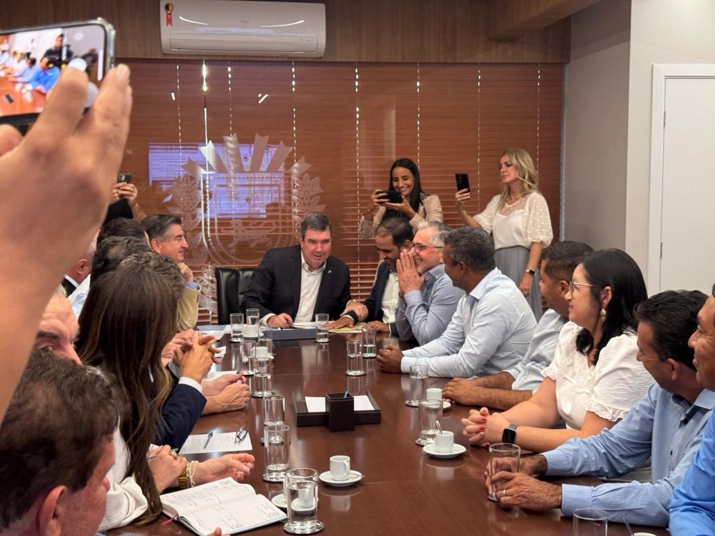 Prefeito Hélio Acosta, vice Alfredo e vereadores viabilizam R$ 13 milhões em investimentos do Governo do Estado para Paranhos Prefeito Hélio Acosta, vice Alfredo e vereadores viabilizam R$ 13 milhões em investimentos do Governo do Estado para Paranhos