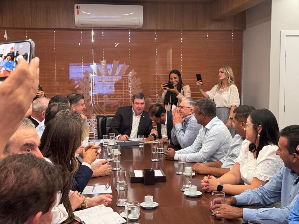 Prefeito Hélio Acosta, vice Alfredo e vereadores viabilizam R$ 13 milhões em investimentos do Governo do Estado para Paranhos Prefeito Hélio Acosta, vice Alfredo e vereadores viabilizam R$ 13 milhões em investimentos do Governo do Estado para Paranhos