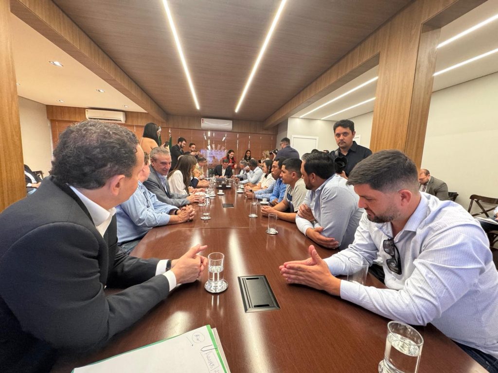 Prefeito Hélio Acosta, vice Alfredo e vereadores viabilizam R$ 13 milhões em investimentos do Governo do Estado para Paranhos Prefeito Hélio Acosta, vice Alfredo e vereadores viabilizam R$ 13 milhões em investimentos do Governo do Estado para Paranhos