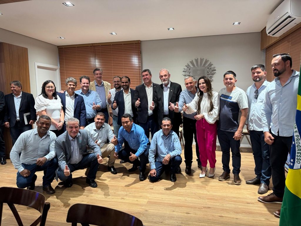 Prefeito Hélio Acosta, vice Alfredo e vereadores viabilizam R$ 13 milhões em investimentos do Governo do Estado para Paranhos Prefeito Hélio Acosta, vice Alfredo e vereadores viabilizam R$ 13 milhões em investimentos do Governo do Estado para Paranhos