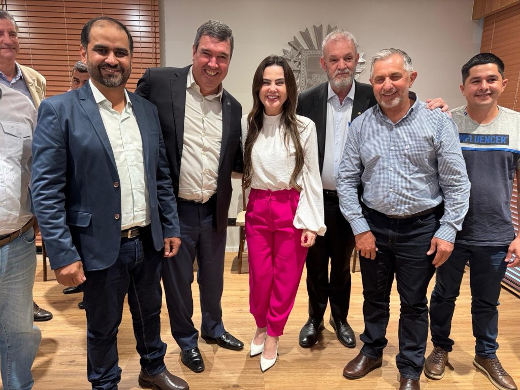 Prefeito Hélio Acosta, vice Alfredo e vereadores viabilizam R$ 13 milhões em investimentos do Governo do Estado para Paranhos Prefeito Hélio Acosta, vice Alfredo e vereadores viabilizam R$ 13 milhões em investimentos do Governo do Estado para Paranhos