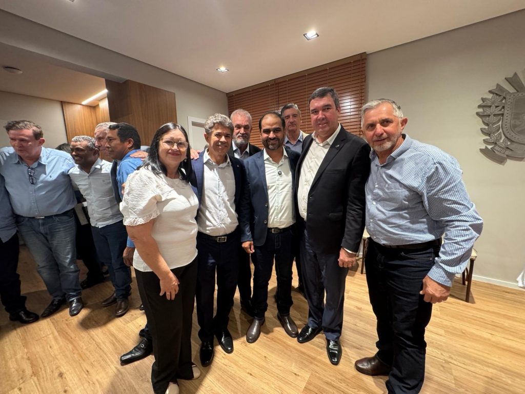 Prefeito Hélio Acosta, vice Alfredo e vereadores viabilizam R$ 13 milhões em investimentos do Governo do Estado para Paranhos Prefeito Hélio Acosta, vice Alfredo e vereadores viabilizam R$ 13 milhões em investimentos do Governo do Estado para Paranhos