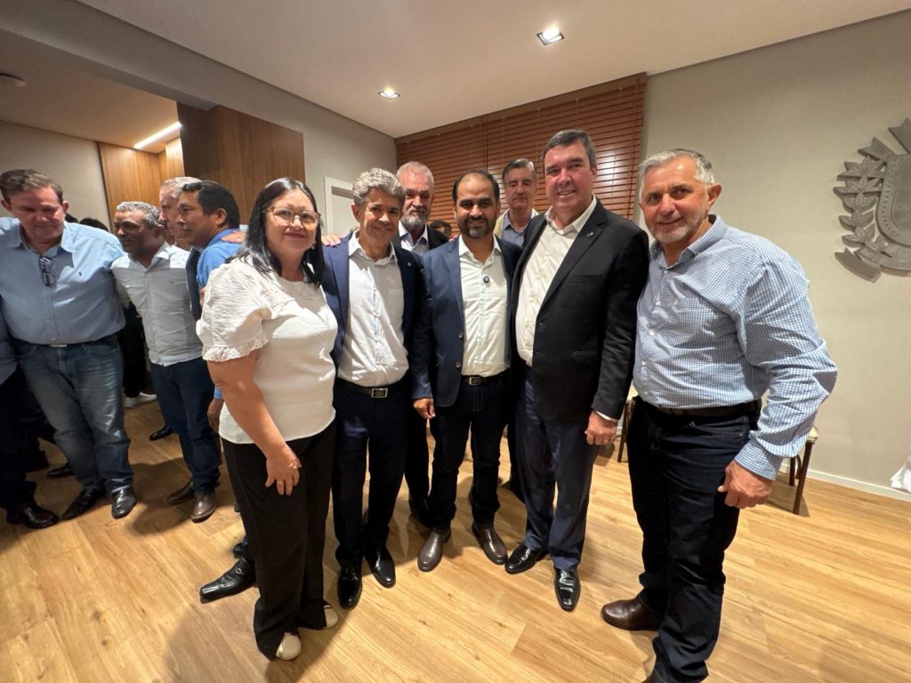 Prefeito Hélio Acosta, vice Alfredo e vereadores viabilizam R$ 13 milhões em investimentos do Governo do Estado para Paranhos Prefeito Hélio Acosta, vice Alfredo e vereadores viabilizam R$ 13 milhões em investimentos do Governo do Estado para Paranhos