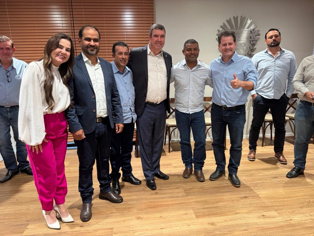 Prefeito Hélio Acosta, vice Alfredo e vereadores viabilizam R$ 13 milhões em investimentos do Governo do Estado para Paranhos Prefeito Hélio Acosta, vice Alfredo e vereadores viabilizam R$ 13 milhões em investimentos do Governo do Estado para Paranhos