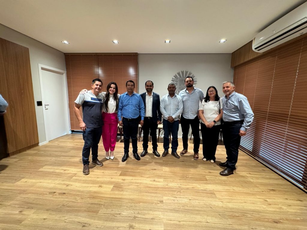 Prefeito Hélio Acosta, vice Alfredo e vereadores viabilizam R$ 13 milhões em investimentos do Governo do Estado para Paranhos Prefeito Hélio Acosta, vice Alfredo e vereadores viabilizam R$ 13 milhões em investimentos do Governo do Estado para Paranhos