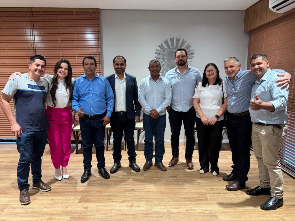 Prefeito Hélio Acosta, vice Alfredo e vereadores viabilizam R$ 13 milhões em investimentos do Governo do Estado para Paranhos Prefeito Hélio Acosta, vice Alfredo e vereadores viabilizam R$ 13 milhões em investimentos do Governo do Estado para Paranhos