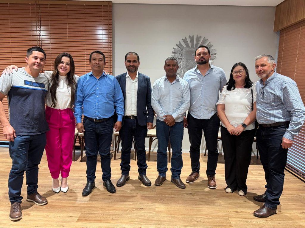 Prefeito Hélio Acosta, vice Alfredo e vereadores viabilizam R$ 13 milhões em investimentos do Governo do Estado para Paranhos Prefeito Hélio Acosta, vice Alfredo e vereadores viabilizam R$ 13 milhões em investimentos do Governo do Estado para Paranhos