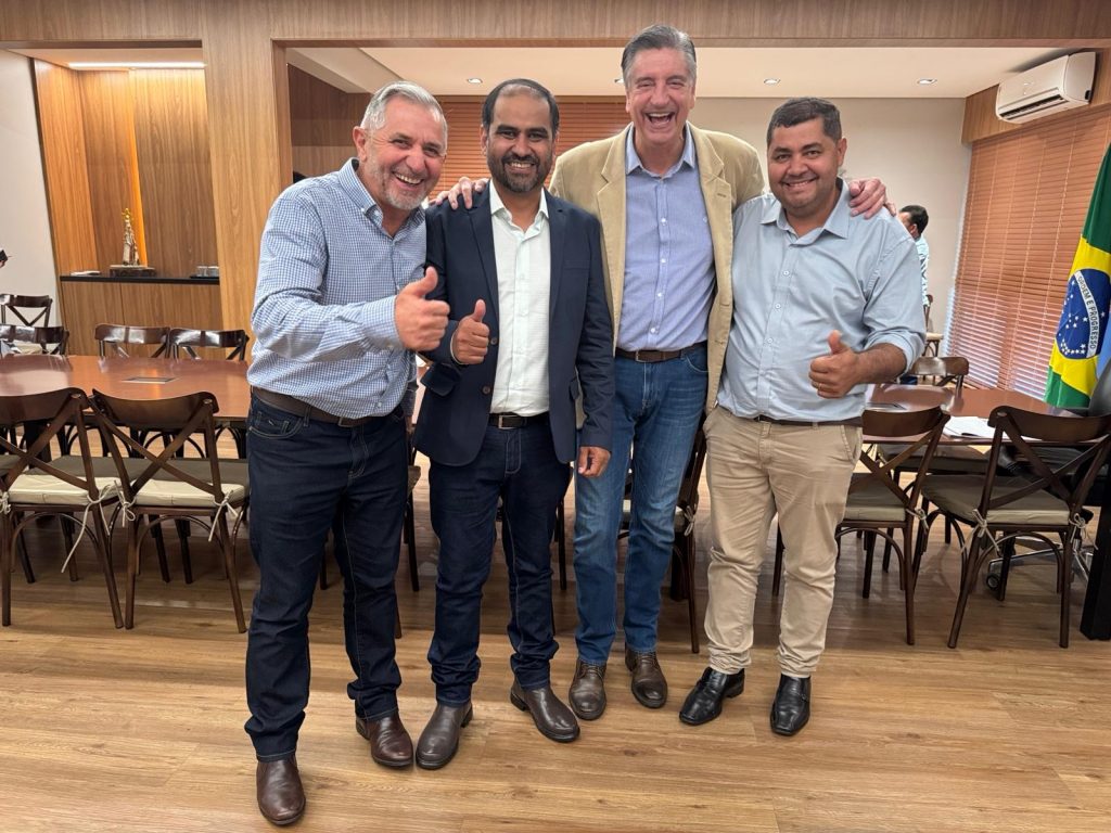Prefeito Hélio Acosta, vice Alfredo e vereadores viabilizam R$ 13 milhões em investimentos do Governo do Estado para Paranhos Prefeito Hélio Acosta, vice Alfredo e vereadores viabilizam R$ 13 milhões em investimentos do Governo do Estado para Paranhos