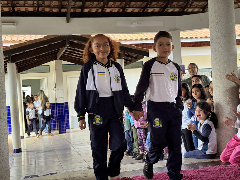 Caracol entrega uniformes para 100% da Rede Municipal de Ensino Caracol entrega uniformes para 100% da Rede Municipal de Ensino