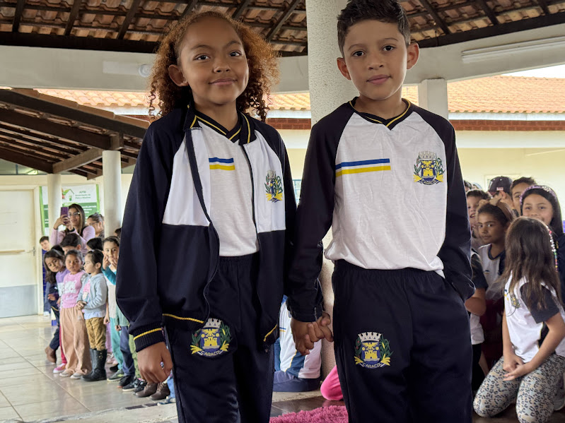 Caracol entrega uniformes para 100% da Rede Municipal de Ensino Caracol entrega uniformes para 100% da Rede Municipal de Ensino