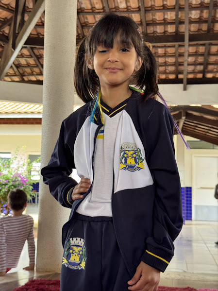 Caracol entrega uniformes para 100% da Rede Municipal de Ensino Caracol entrega uniformes para 100% da Rede Municipal de Ensino