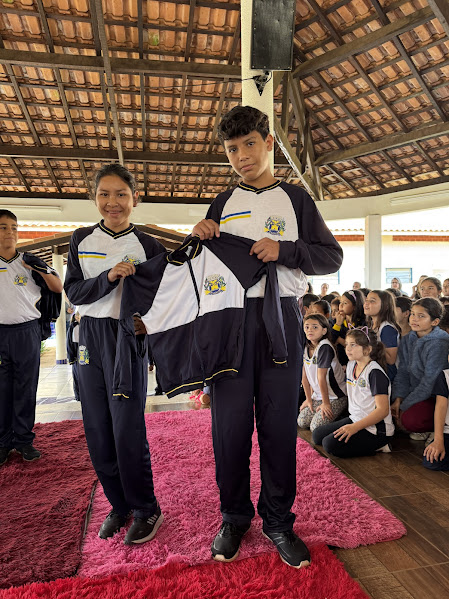 Caracol entrega uniformes para 100% da Rede Municipal de Ensino Caracol entrega uniformes para 100% da Rede Municipal de Ensino