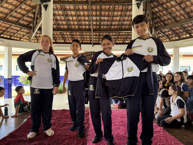 Caracol entrega uniformes para 100% da Rede Municipal de Ensino Caracol entrega uniformes para 100% da Rede Municipal de Ensino