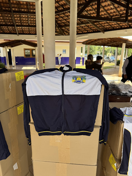 Caracol entrega uniformes para 100% da Rede Municipal de Ensino Caracol entrega uniformes para 100% da Rede Municipal de Ensino