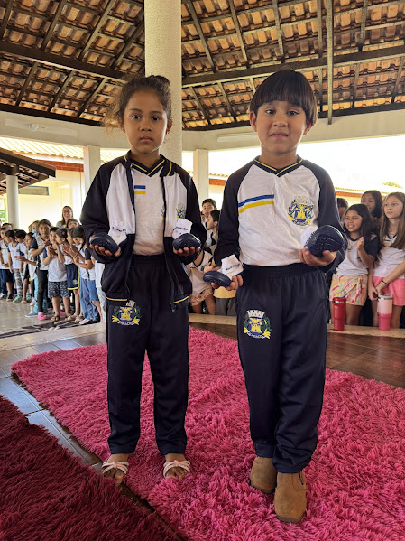 Caracol entrega uniformes para 100% da Rede Municipal de Ensino Caracol entrega uniformes para 100% da Rede Municipal de Ensino