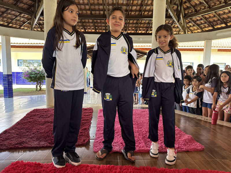 Caracol entrega uniformes para 100% da Rede Municipal de Ensino Caracol entrega uniformes para 100% da Rede Municipal de Ensino