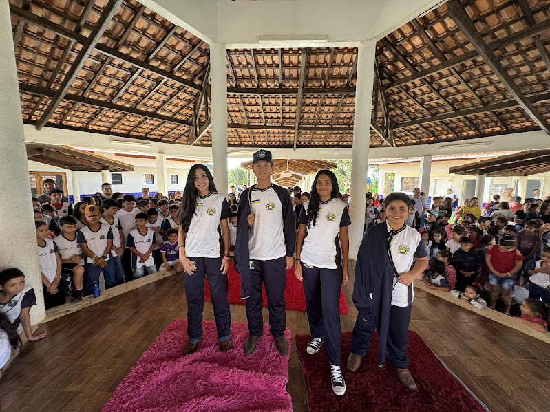 Caracol entrega uniformes para 100% da Rede Municipal de Ensino Caracol entrega uniformes para 100% da Rede Municipal de Ensino