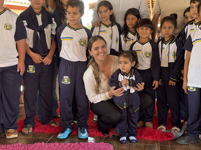 Caracol entrega uniformes para 100% da Rede Municipal de Ensino Caracol entrega uniformes para 100% da Rede Municipal de Ensino