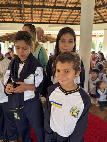 Caracol entrega uniformes para 100% da Rede Municipal de Ensino Caracol entrega uniformes para 100% da Rede Municipal de Ensino