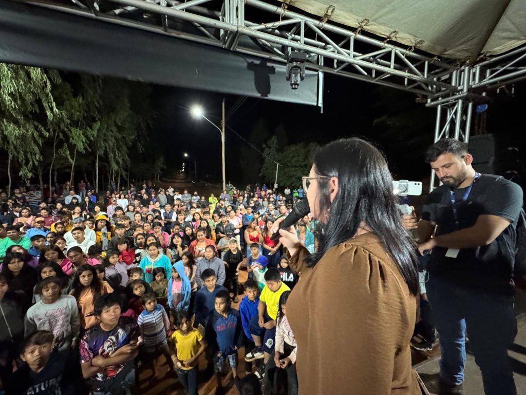Em clima de festa, Prefeitura de Paranhos inaugura iluminação pública de LED na Aldeia Pirajuí