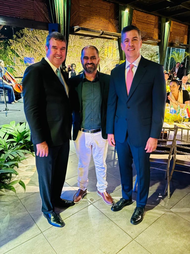 Prefeito Hélio Acosta se encontra com o presidente do Paraguai, Santiago Peña