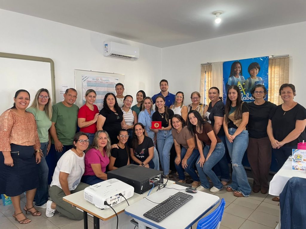 Secretária Thaiz Leite celebra Selo Ouro e reconhece trabalho da equipe de alfabetização