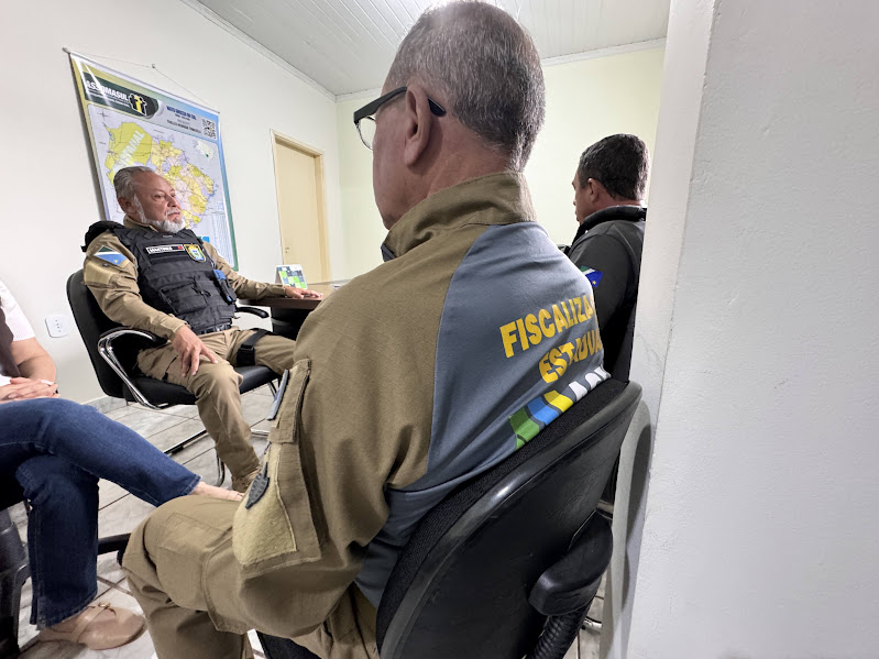 Equipe da AGEMS cumpre agenda de orientação e fiscalização sobre transporte irregular em Caracol