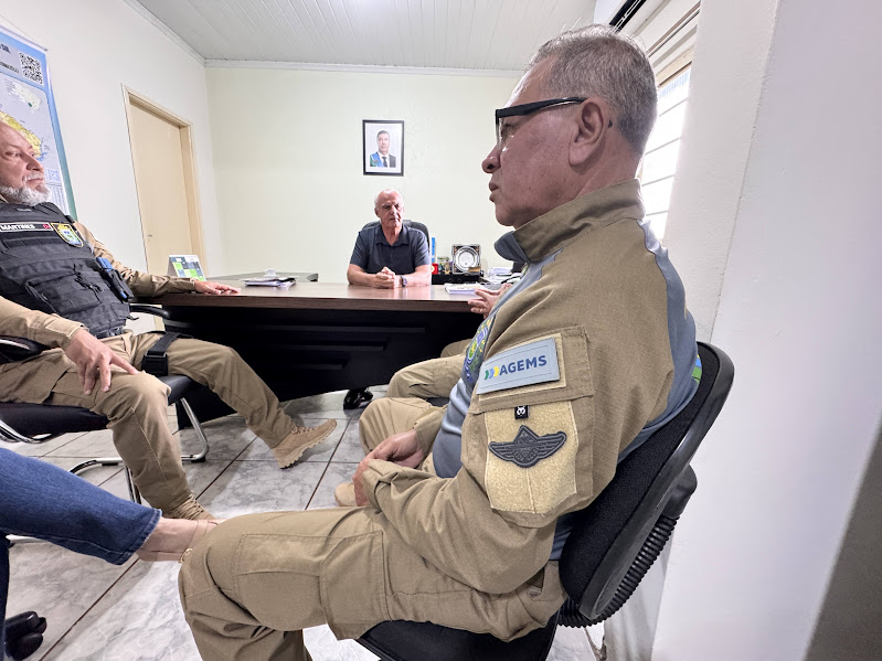 Equipe da AGEMS cumpre agenda de orientação e fiscalização sobre transporte irregular em Caracol